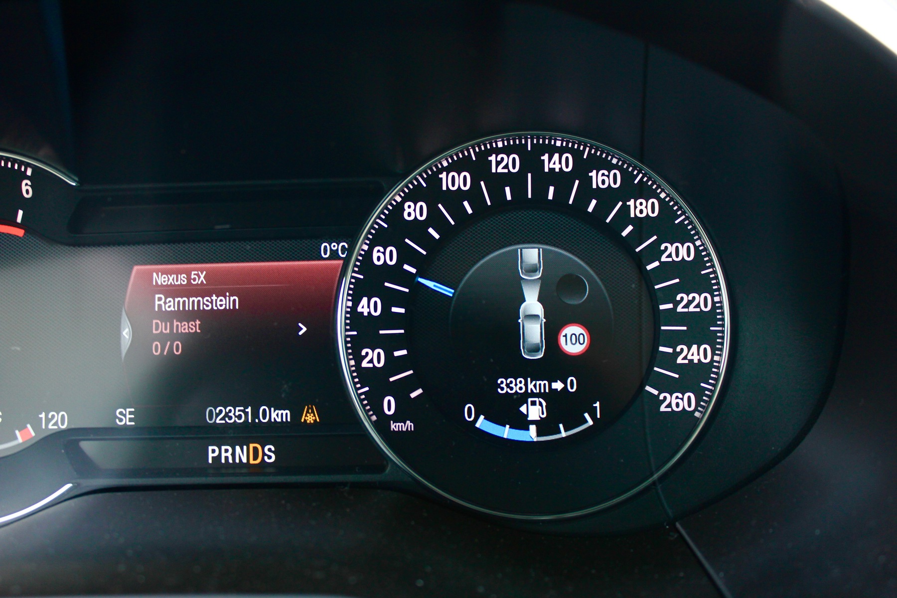 Ford Edge displays the speed limit in the dashboard
